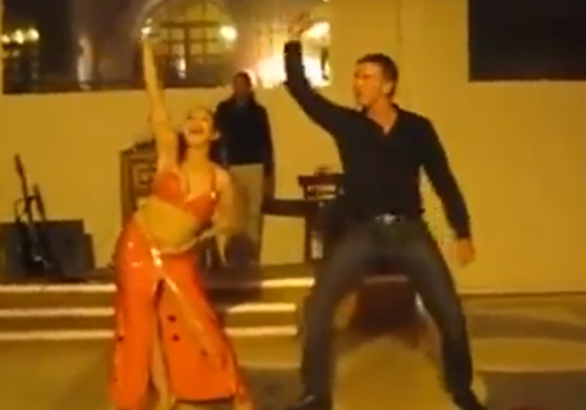 مع راقصة مصرية.. فيديو متداول للسائح الروسي ضحية قرش الغردقة