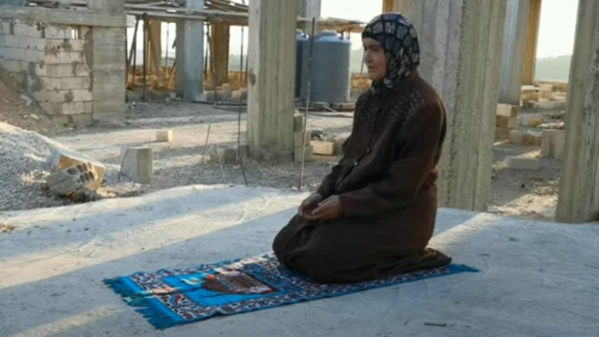 اللبنانية فاطمة حمزة