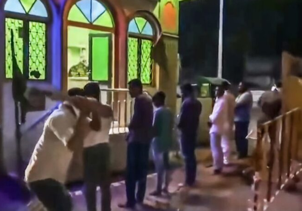 فيديو مؤلم لجلد مسلمين في الهند بسبب دفاعهم عن مسجد تهدمه السلطات