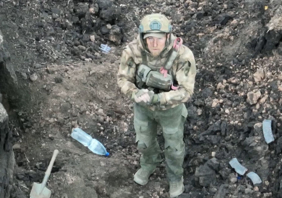 جندي روسي يستجدي طائرات أوكرانية مسيرة عدم قتله بعد أن أبادت رفاقه في باخموت
