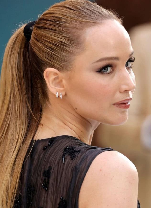 أكثر ما يلفت الانتباه حول الفيلم هو قرار جينيفر لورانس بالظهور عارية تمامًا