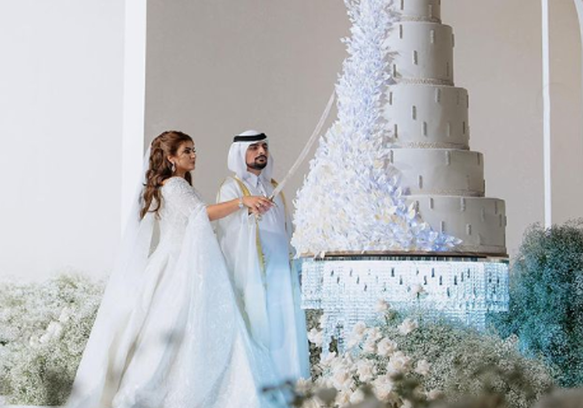طليقة حاكم دبي تخطف الأنظار بجمالها في حفل زفاف الشيخة مهرة