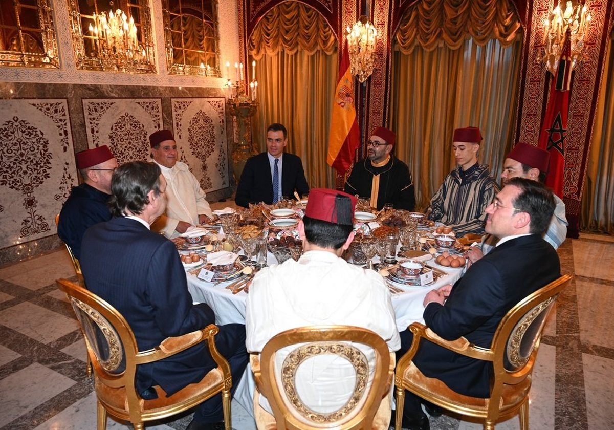 رئيس الحكومة بيدرو سانشيز والملك محمد السادس خلال مأدبة عشاء في الرباط