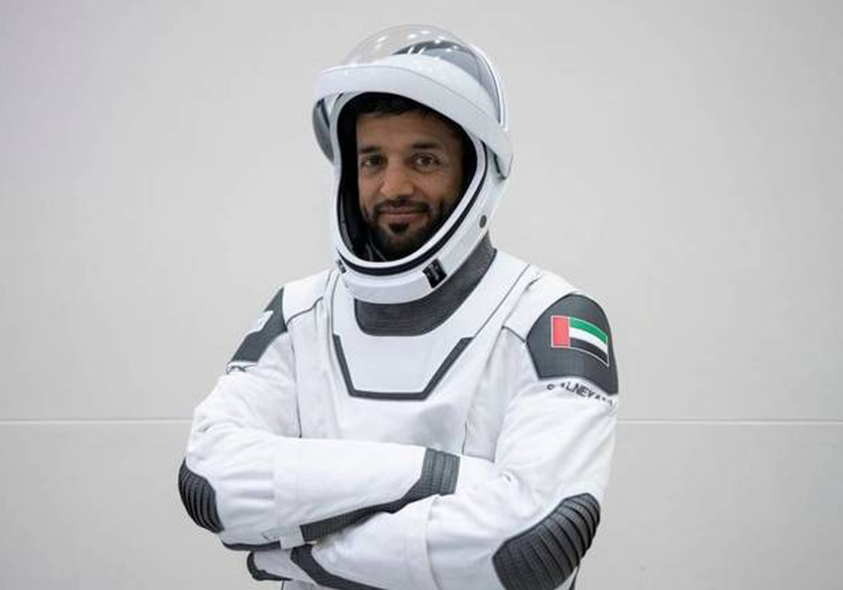 رائد الفضاء الإماراتي "سلطان النيادي" يمارس اليوغا في الفضاء