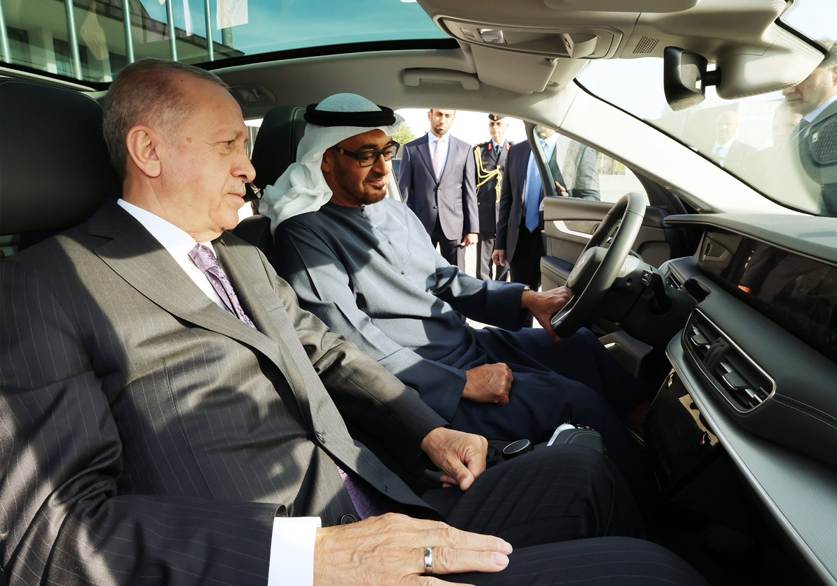 محمد بن زايد يقود "سيارة توغ" التركية وأردوغان إلى جانبه