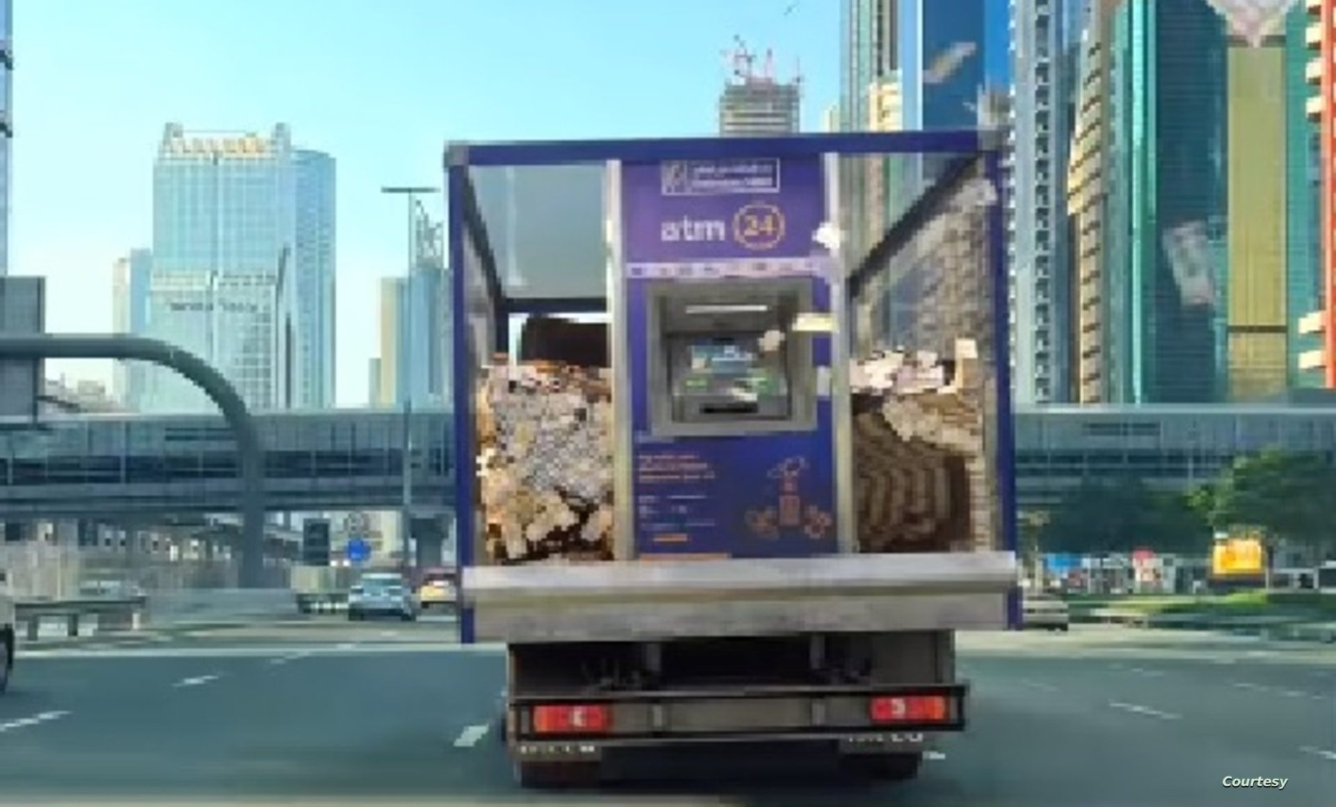صراف آلي متنقل يوزع العيدية في شوارع دبي
