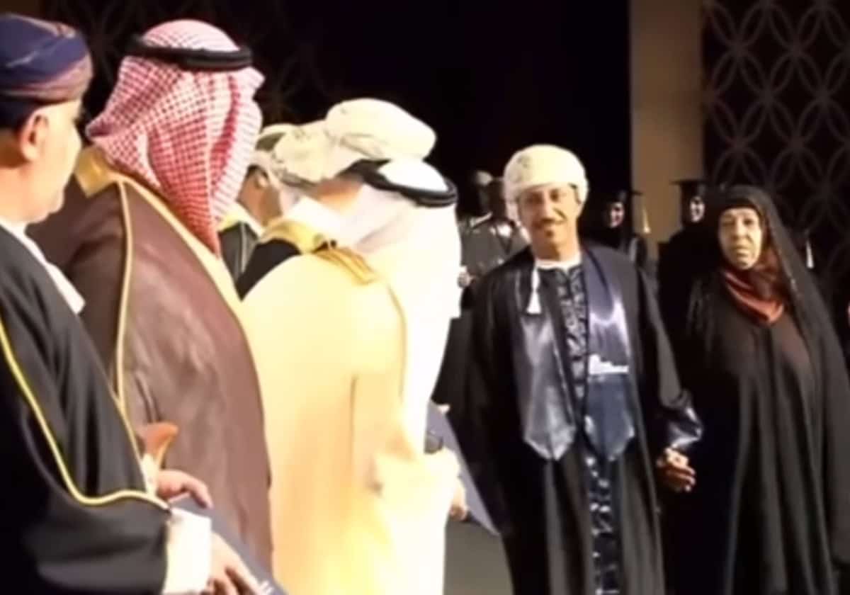 عُماني يبكي الحضور بما فعله مع والدته في حفل التخرج من الجامعة