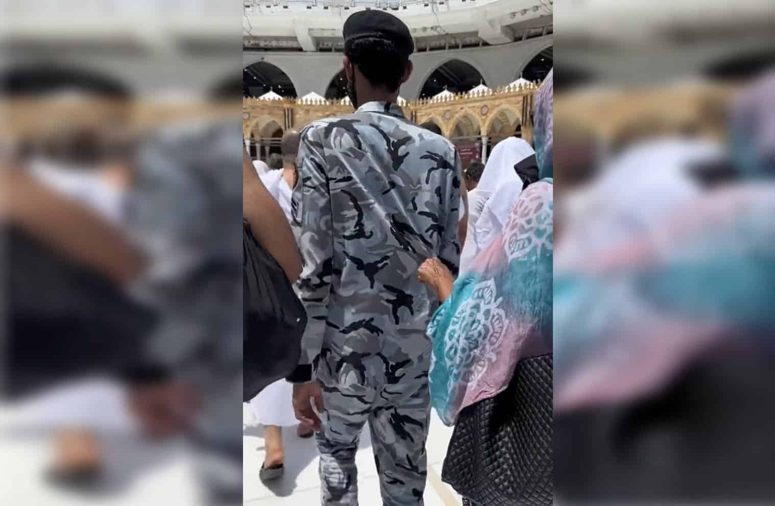 فرد أمن سعودي يساعد سيدة كفيفة في صحن الكعبة