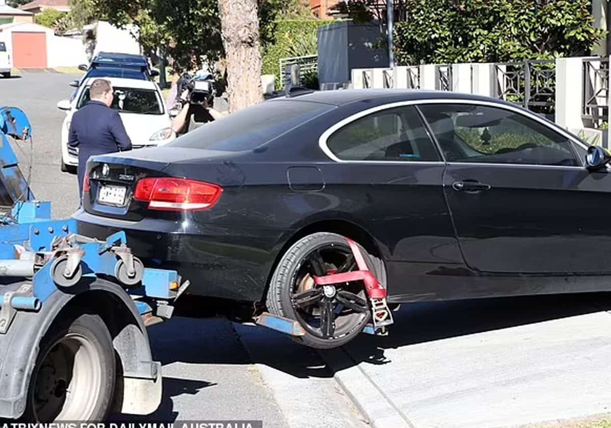 قامت الأخوات بقيادة سيارة BMW كوبيه سوداء (في الصورة) تكلف عادة ما يزيد عن 38000 دولار