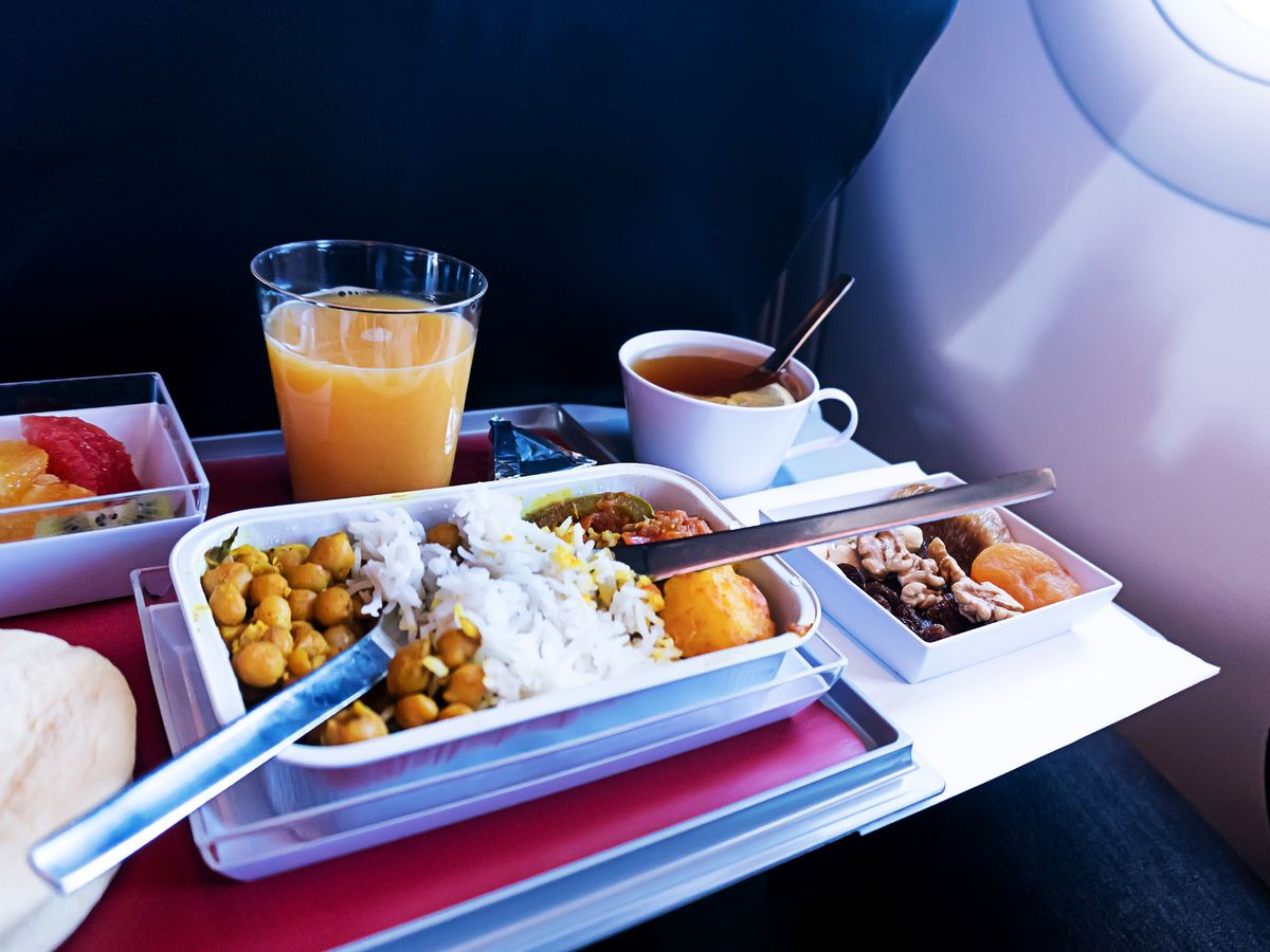 للمسافر جوََا..مضيفة طيران تكشف عن وجبة يجب عليك تجنبها قدر الإمكان!