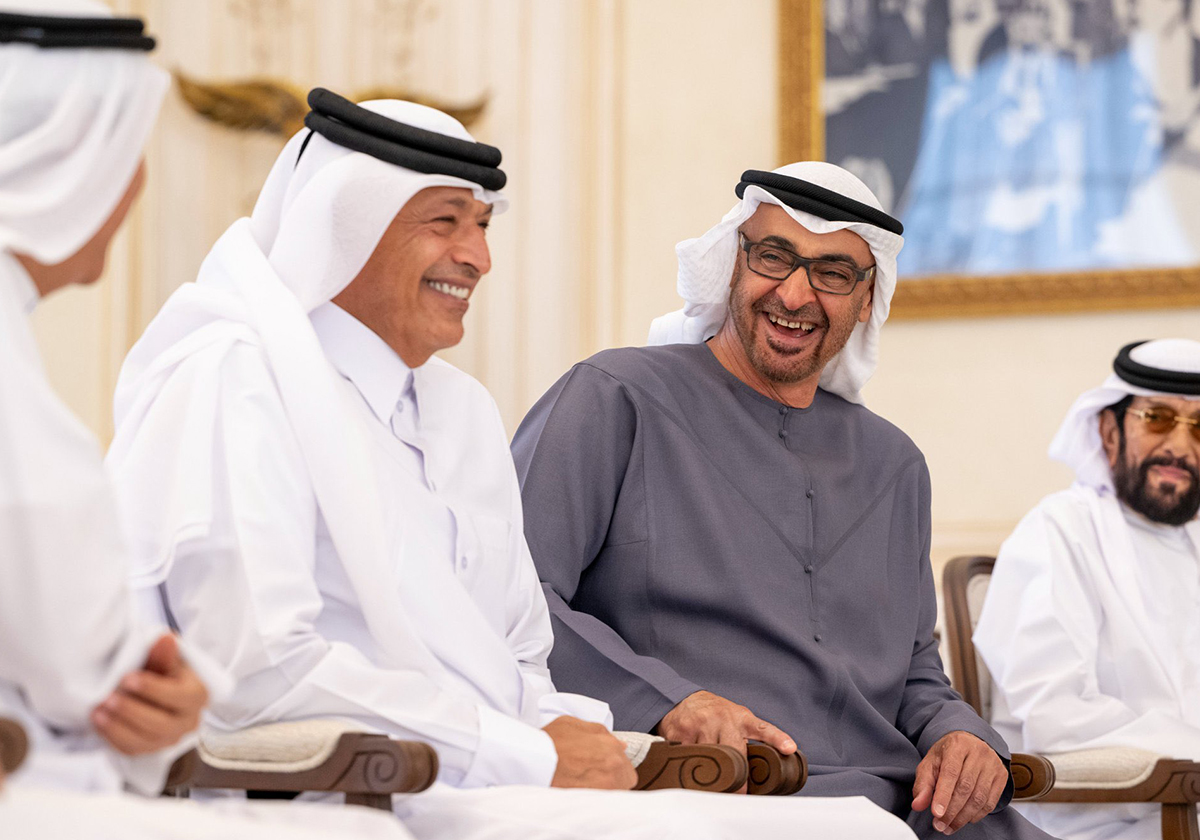 محمد بن زايد ينفجر في الضحك أمام رئيس مجلس الشورى القطري