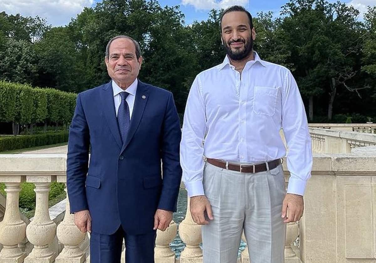 صورة "ابن سلمان" و"السيسي" في باريس تشعل مواقع التواصل وحديث عن إهانة متعمدة