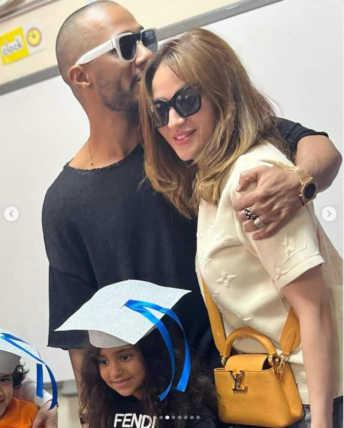 محمد رمضان يقبل زوجته