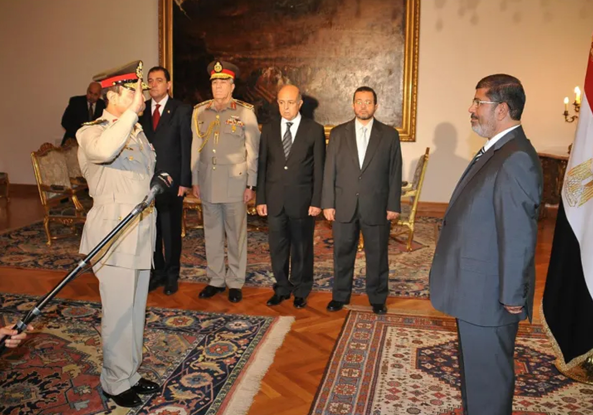 "العربية" تُشيطن مرسي بمزاعم خطيرة في ذكرى وفاته.. ما علاقة السيسي والشاطر؟