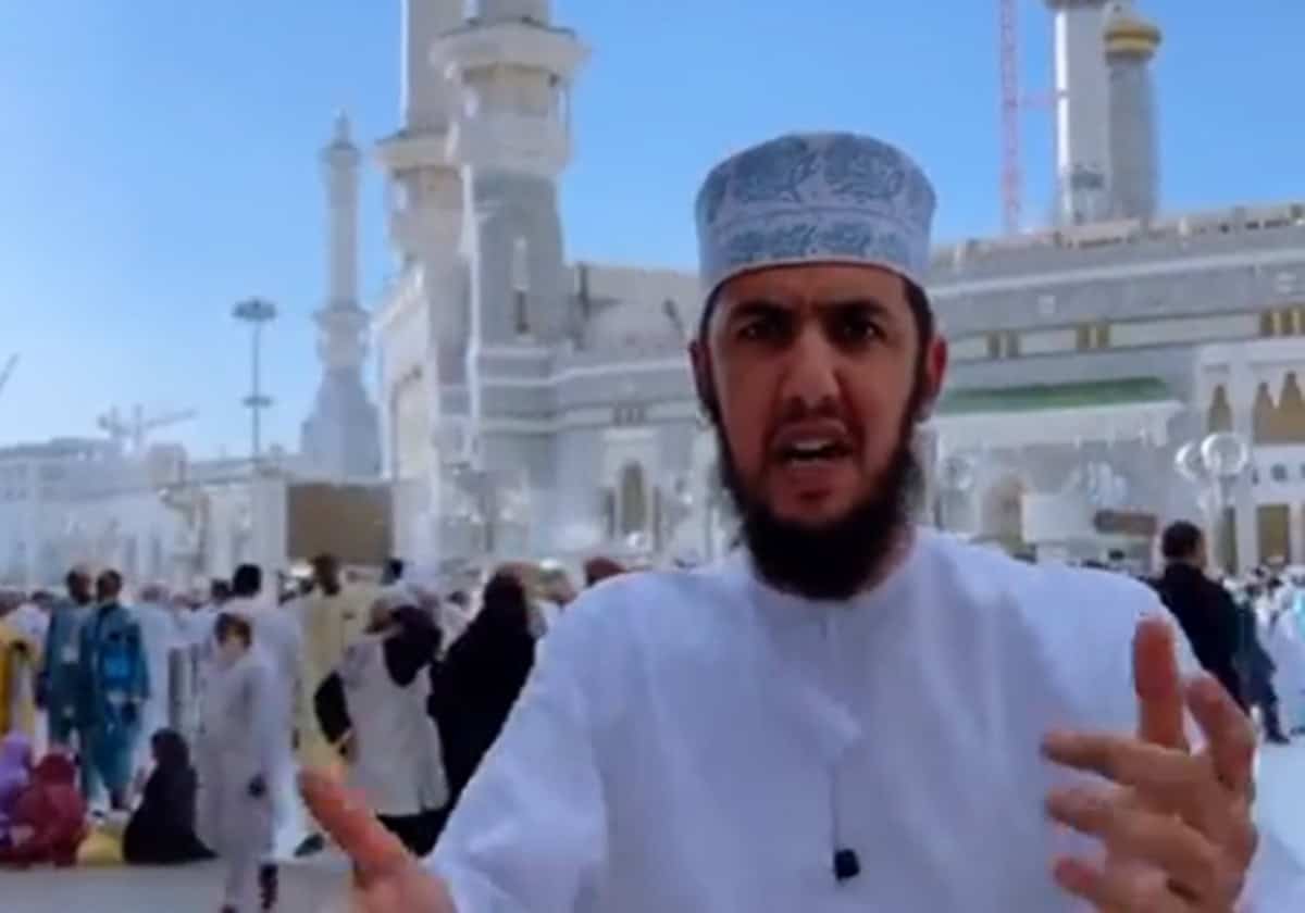 مشهور عماني يثير حفيظة مواطنيه بما فعله في الحرم المكي