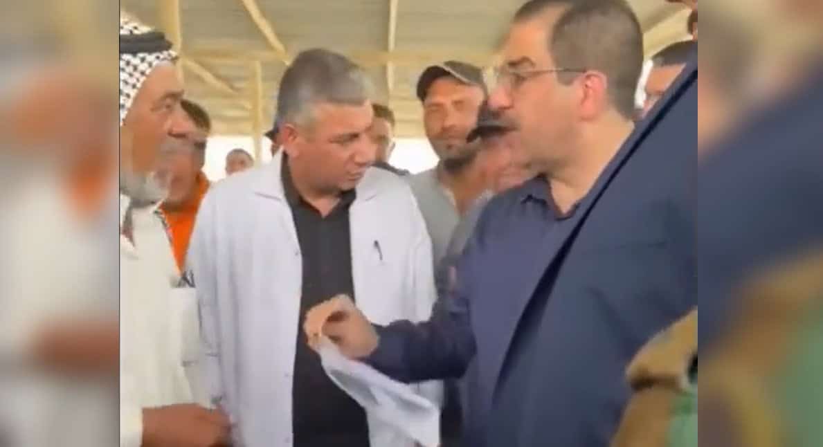وزير التجارة العراقي يهين مسنا في كوكوك