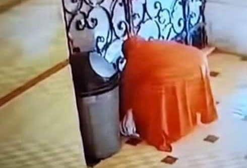 وضع طفلة امام دار ايتام