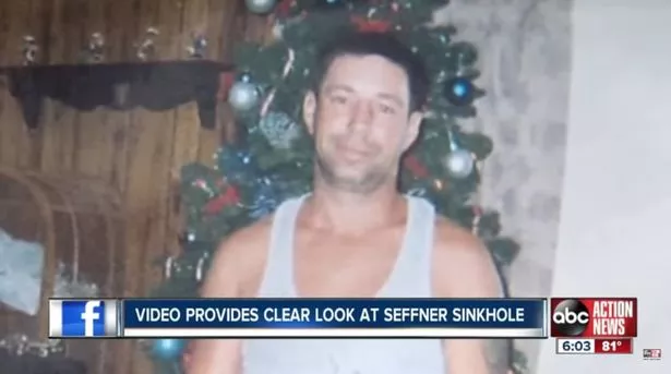 سقوط رجل في حفرة أسفل غرفة نومه