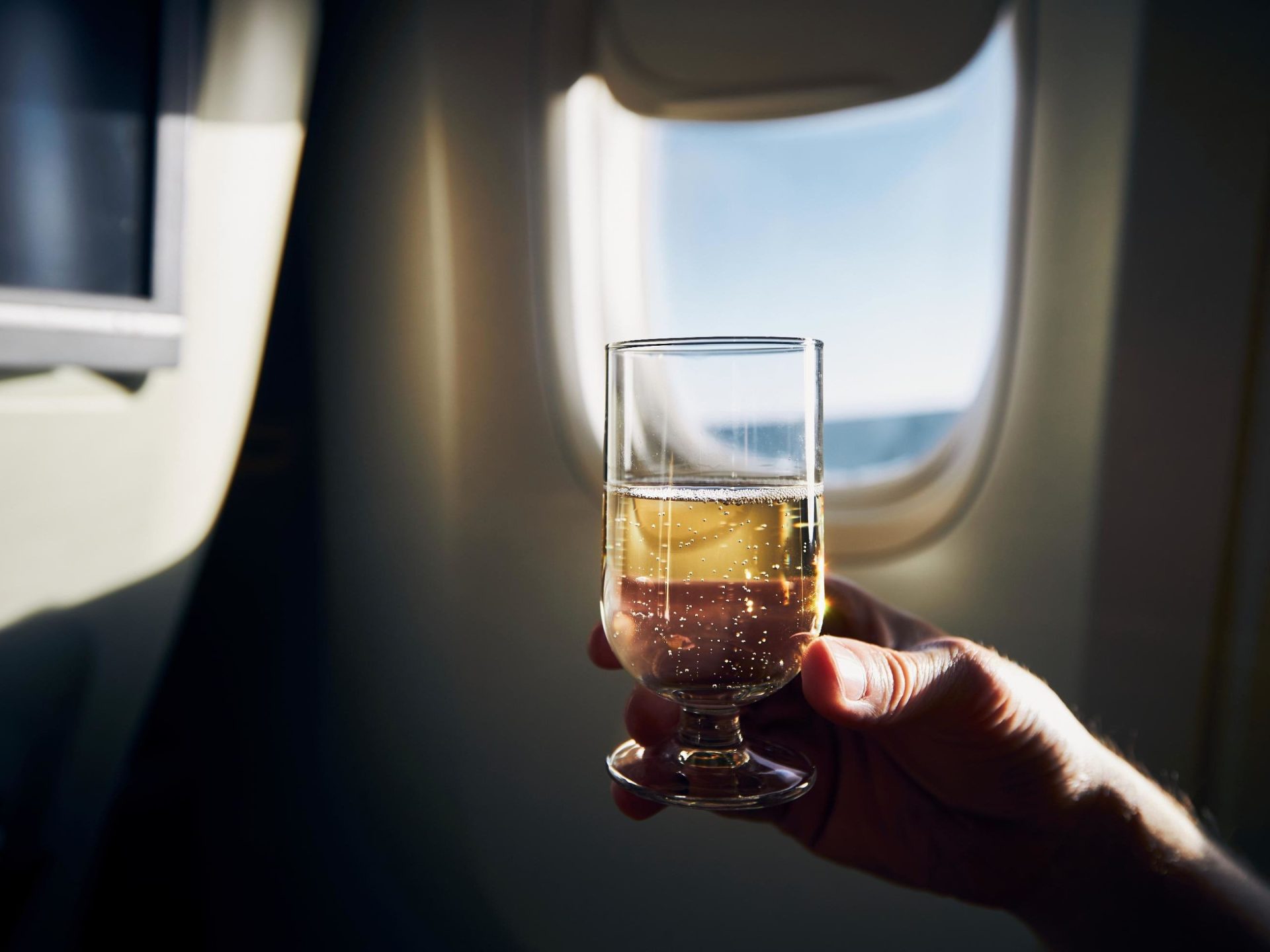 شرب الكحول على متن الطائرة