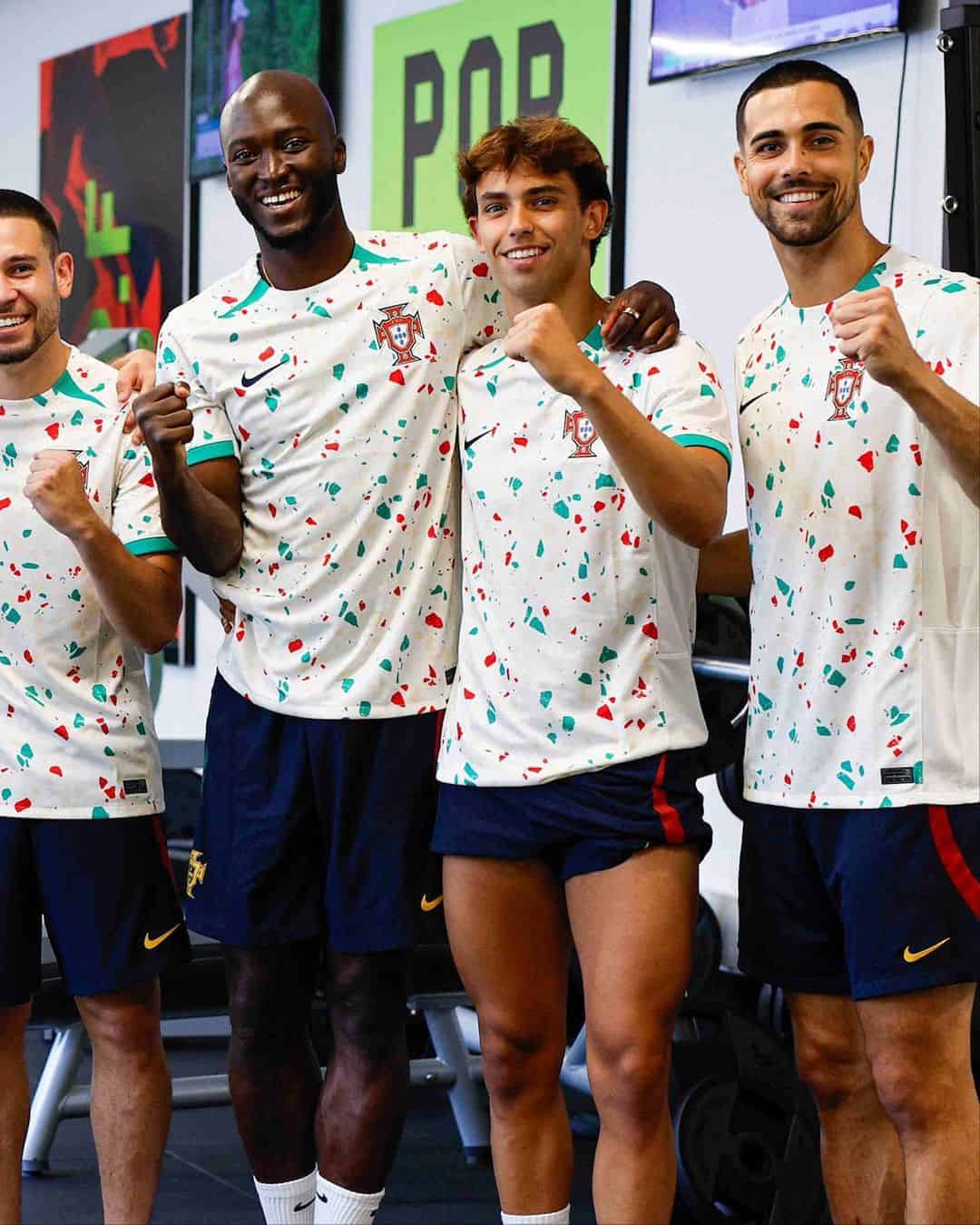 رونالدو وزملائه وهم يرتدون زي المنتخب النسائي تشجيعا لهم قبل انطلاق البطولة التي تستضيفها أستراليا ونيوزيلندا بأيام