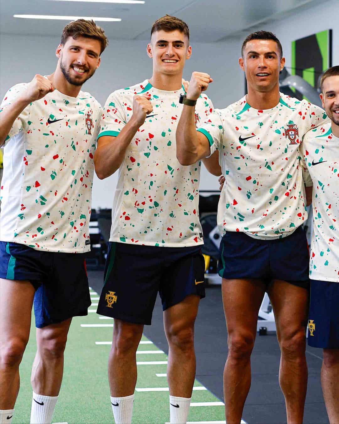 رونالدو وزملائه وهم يرتدون زي المنتخب النسائي تشجيعا لهم قبل انطلاق البطولة التي تستضيفها أستراليا ونيوزيلندا بأيام