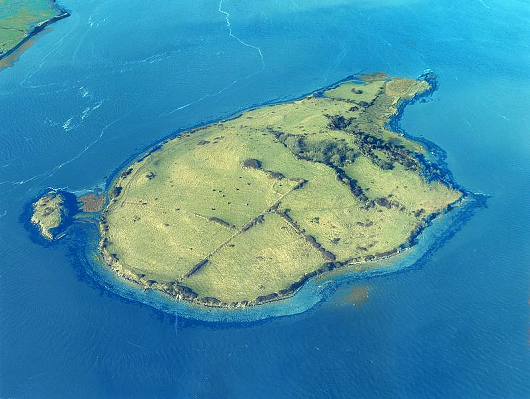 تمتلك أيرلندا 30 جزيرة ليس لها اتصال مع البر الرئيسي