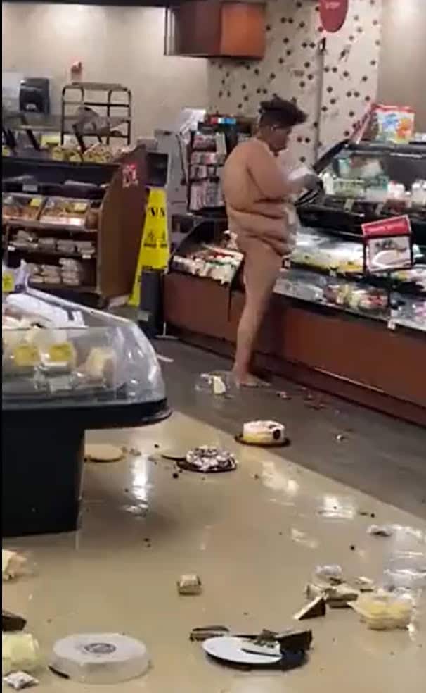 امرأة عارية تماماً تقوم بتحطيم محتويات محل تجاري في أمريكا