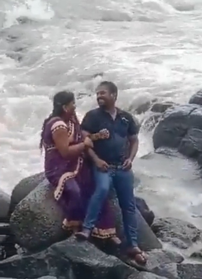 غرق زوجة اثناء التقاط صور رومانسية مع زوجها على الشاطئ 