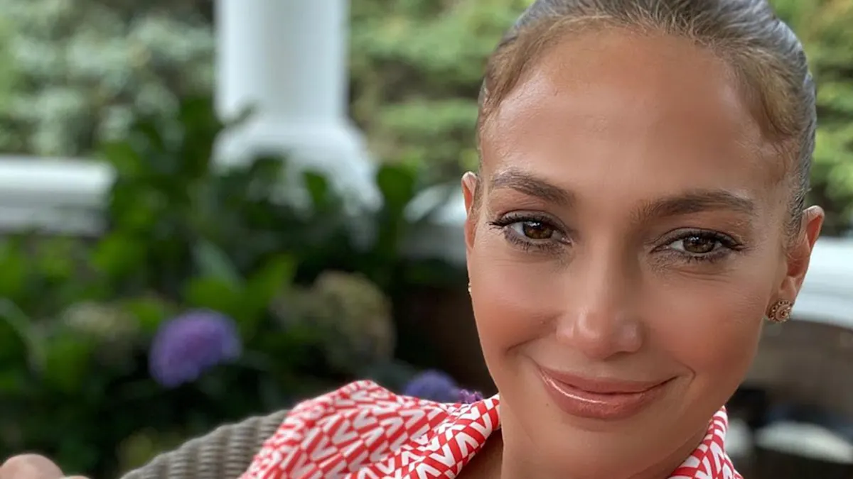 جينيفر لوبيز بمايوه وردي مثير جعل المعجبين يتساءلون عن عمرها الحقيقي (شاهد)