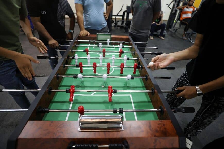 وفي الأجواء الهادئة في صالة الألعاب الرياضية الموجودة بمركز إعادة التأهيل