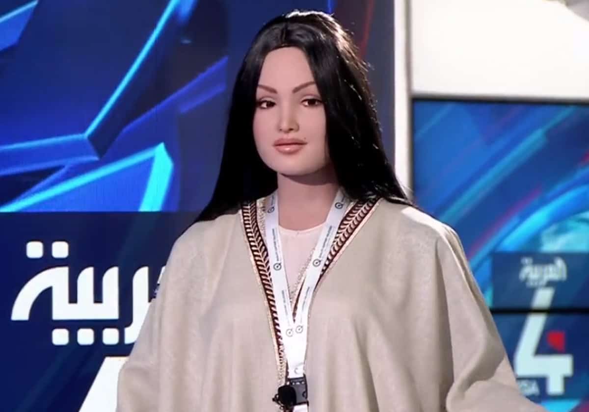 الروبوت سارة بالعباءة السعودية