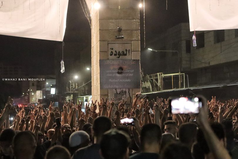 أهالي مخيم جنين يرفعون شارة النصر بعد انسحاب جيش الاحتلال 