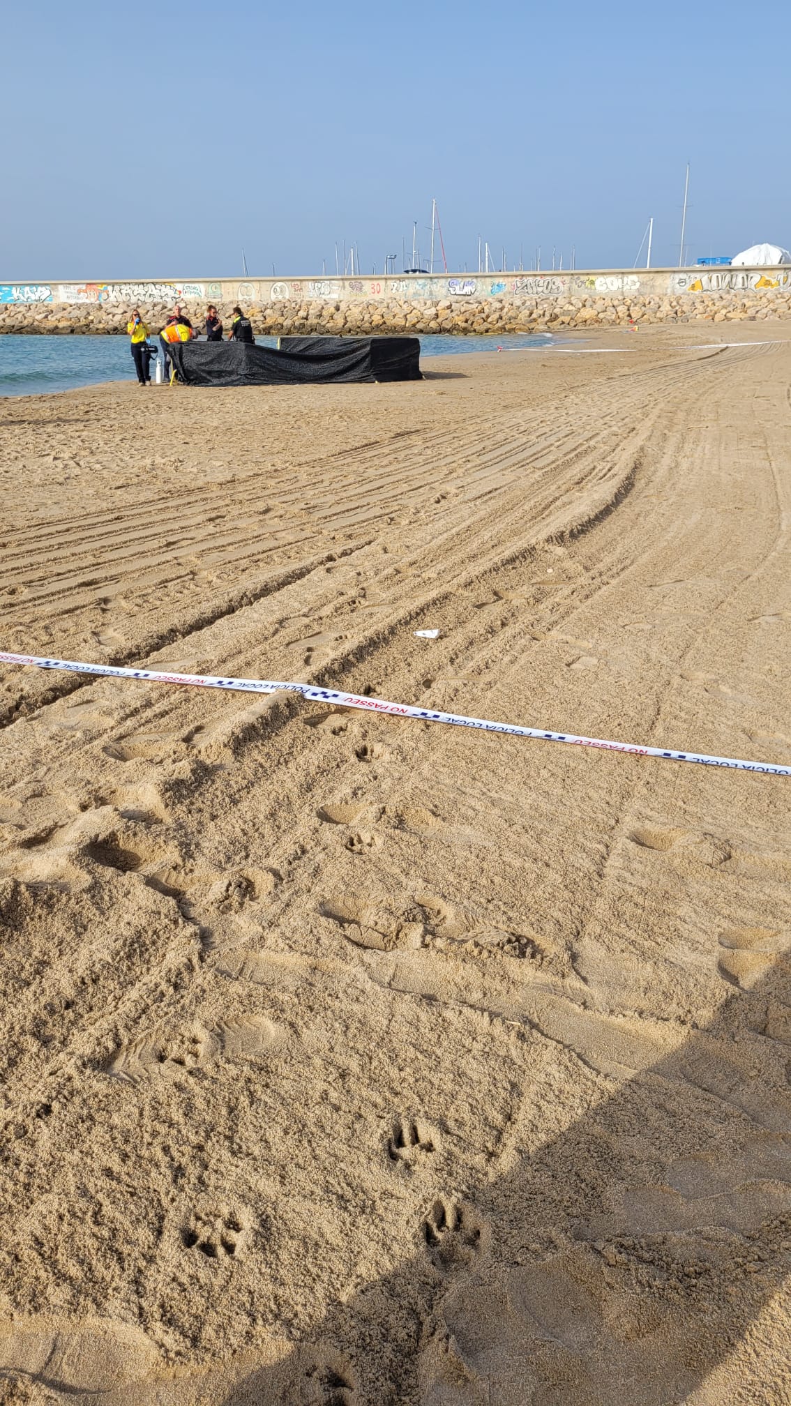 عثر على جثة طفل مقطوع الرأس على شاطئ إسباني