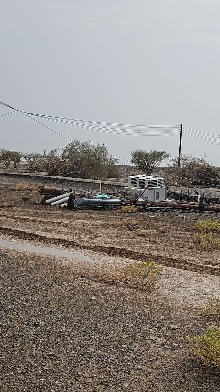عاصفة رعدية تقتلع الأعمدة في سلطنة عمان