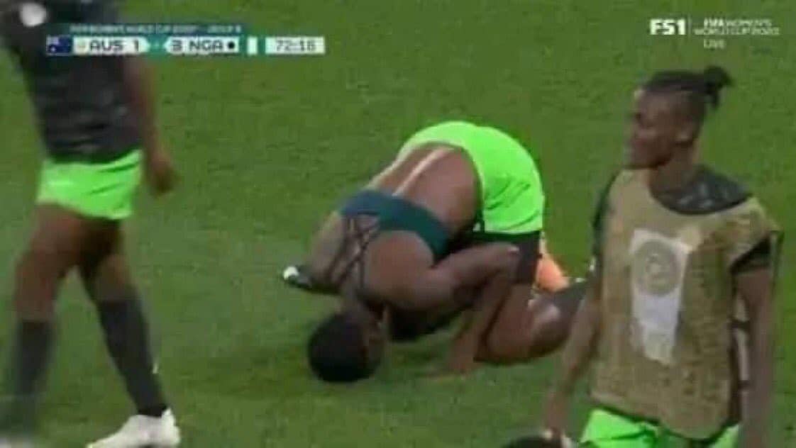 لاعبة منتخب نيجيريا للسيدات تخلع قميصها وتسجد في الملعب احتفالاً بتسجيلها هدفاً