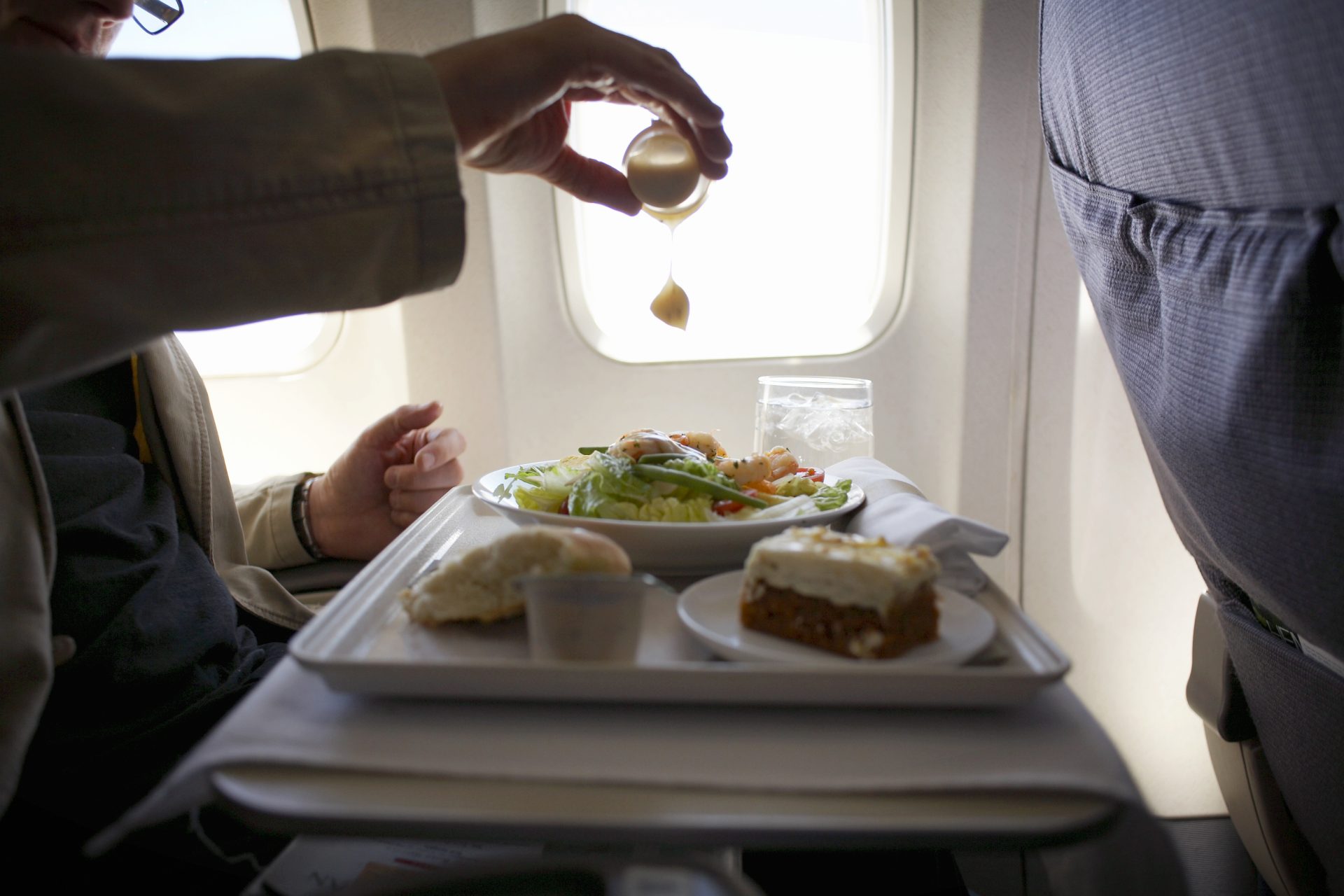 مضيفة طيران تكشف 3 أشياء تأكلها المضيفات في الطائرة ولماذا هي بالتحديد 