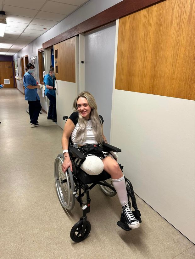 التقطت شانتيل كوكس هذه الصورة المفاجئة على كرسي متحرك في المستشفى في اليوم التالي لعملية جراحية غيرت حياتها 