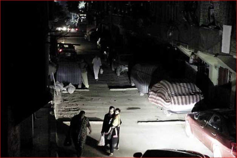 البعض شاركوا مقاطع فيديو لشوارعهم ليلاً معتمًا تمامًا ، مع استخدام المواطنين كشافات للتنقل.