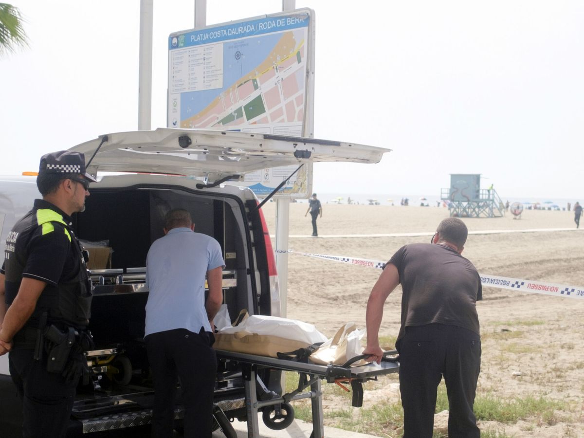عامل نظافة عثر على جثة طفل مقطوع الرأس على شاطئ إسباني