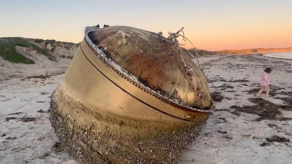 جسم معدني غامض جرفته المياه إلى شاطئ في استراليا