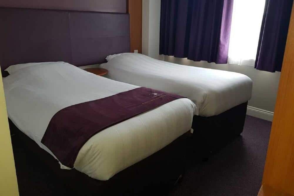 عثر على الزوجين دون أي علامات حيوية في الفندق وتم الإعلان لاحقًا عن وفاتهما