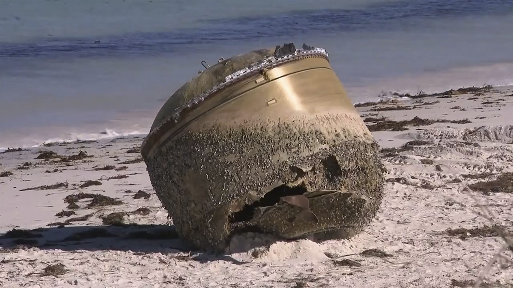 جسم معدني غامض جرفته المياه إلى شاطئ في استراليا