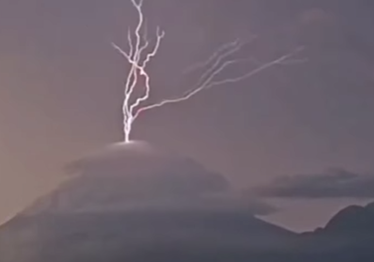 البرق العكسي أعلى فوهة بركان في غواتيمالا يشعل الإنترنت.. شاهد أحد أندر الظواهرالطبيعية