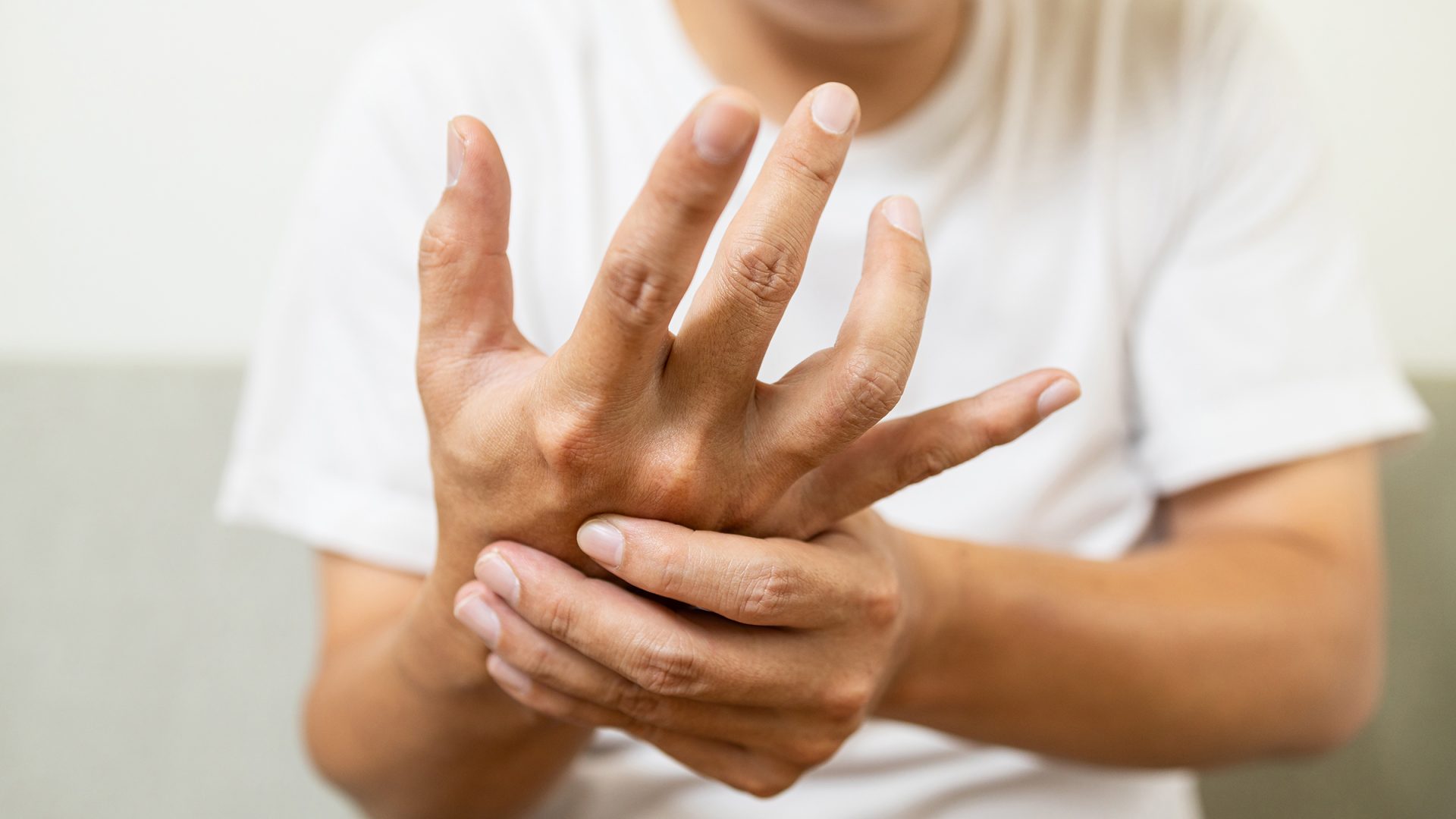التشنجات في إحدى اليدين أو القدمين وتنتشر تدريجيًا إلى الجانب الآخر من الجسم، من أعراض مرض باركنسون