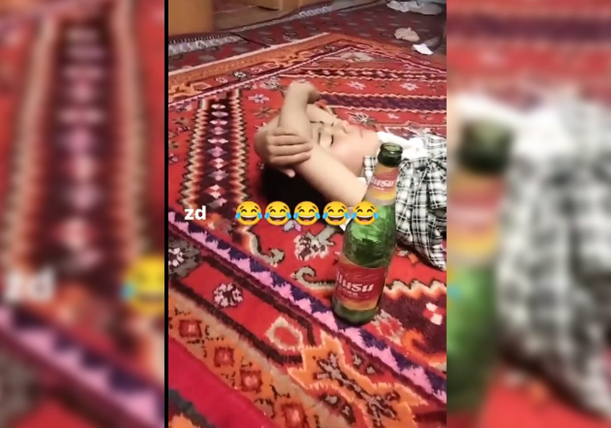 إجبار طفلة إيغورية على شرب الخمر