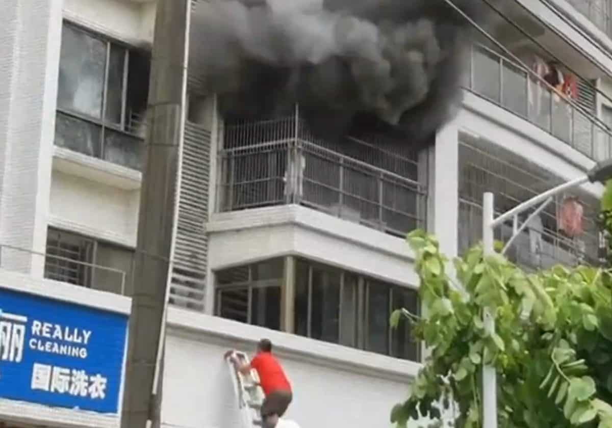 إنقاذ طفل صيني من موت محقق بمعجزة