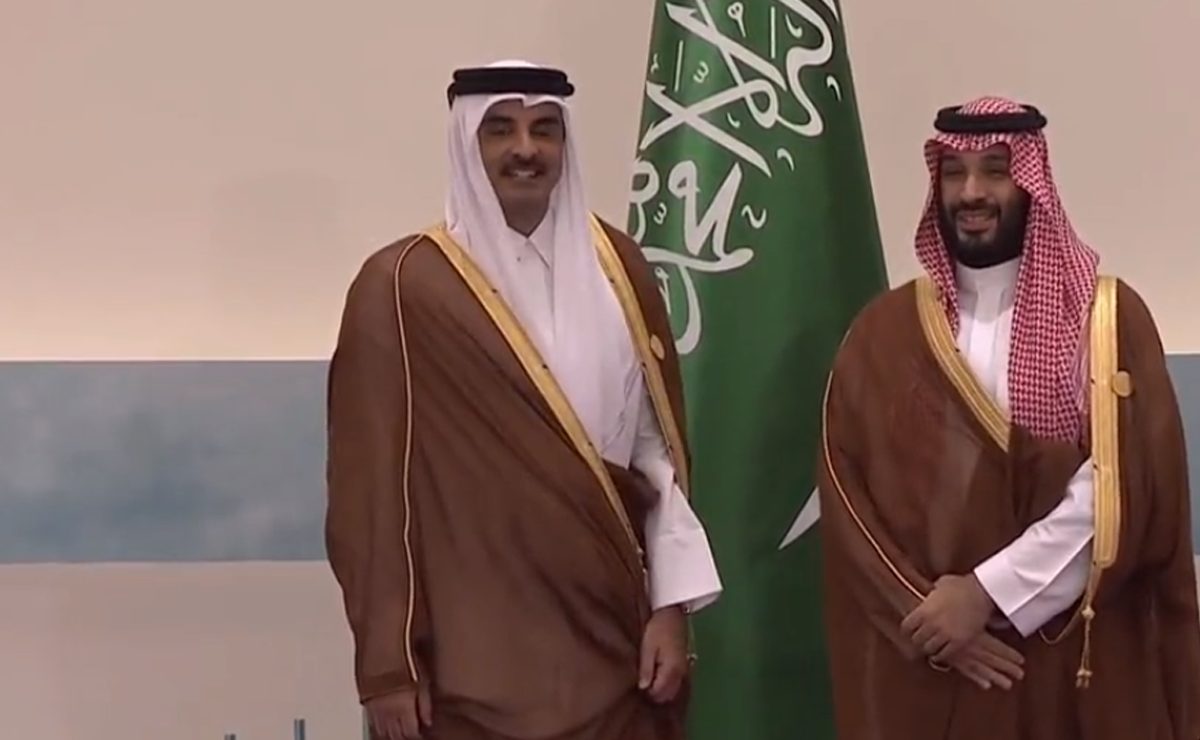 ضحكات ولي العهد السعودي وأمير قطر في القمة الخليجية تلفت الأنظار (فيديو)