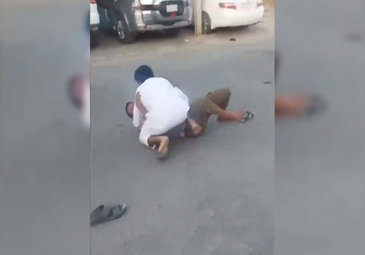 فيديو صادم قلب الكويت لاعتداء وحشي على وافد من قبل مواطن