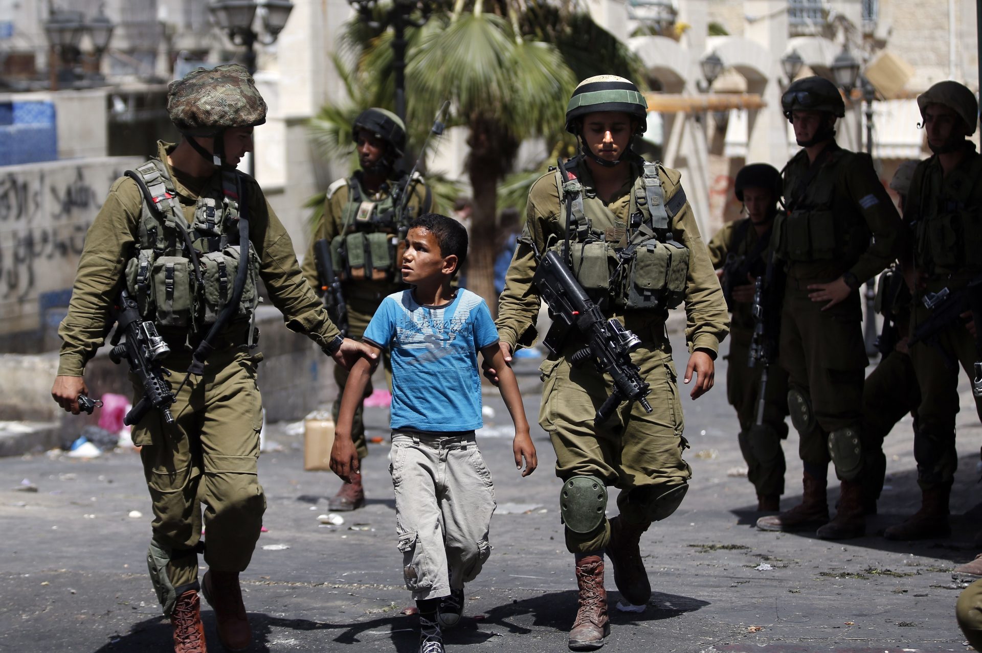 الأطفال الفلسطينيين في سجون الاحتلال