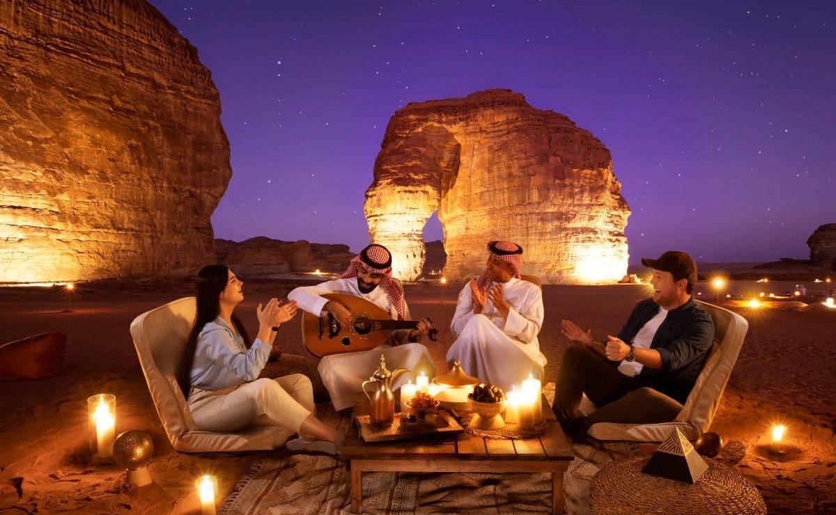 وزير السياحة السعودي يدعو السعوديات لقضاء إجازاتهن داخل المملكة بدون حجاب! (شاهد)